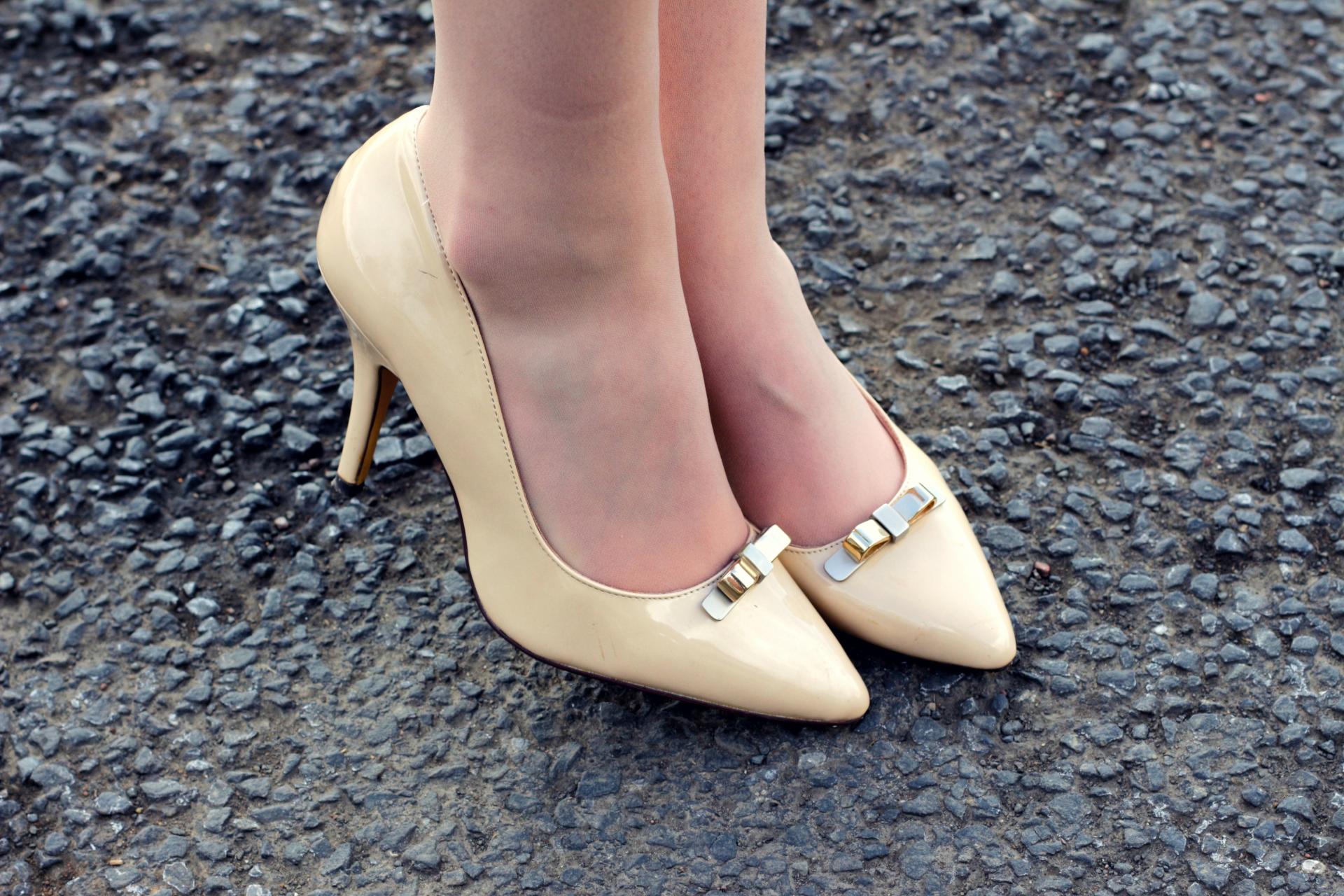 nude court shoes outfit