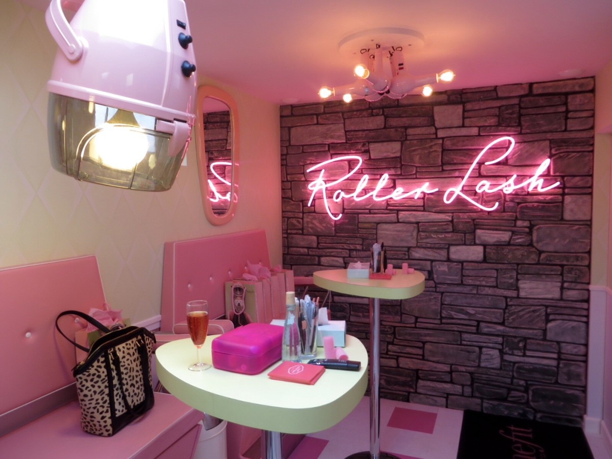 Название студии маникюра. Маникюрный салон розовый. Маникюрный салон в розовых тонах. Интерьер салона красоты в розовом цвете. Парикмахерская в розовых тонах.